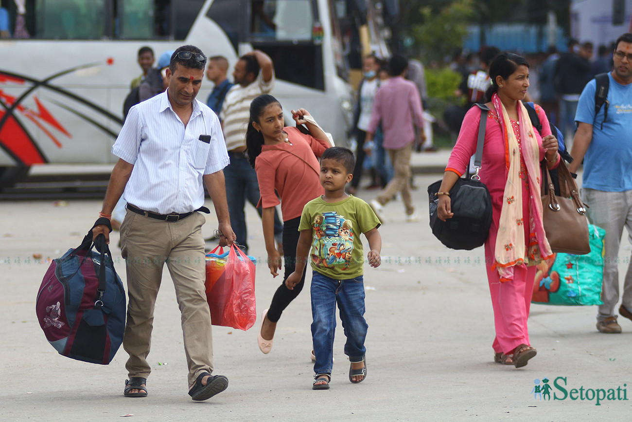 https://www.setopati.com/uploads/shares/2019/01/sujita/Going home in Dashain (1).jpg